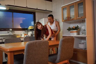 Con gái bị chồng mới của mẹ nện mỗi ngày, cho dù đã có người yêu