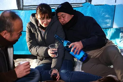 ông xã ngu ngục để người vợ đi cắm trại với hàng xóm