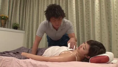 Cháu trai đến nhà chăm sóc người dì bị bệnh