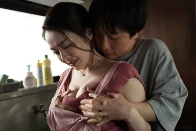 Cậu con trai ở nhà chịch mẹ kế trong khi bố đã đi bàn việc làm ăn xa