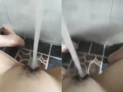 Tình nhân thẩm du cực mạnh với vòi nước