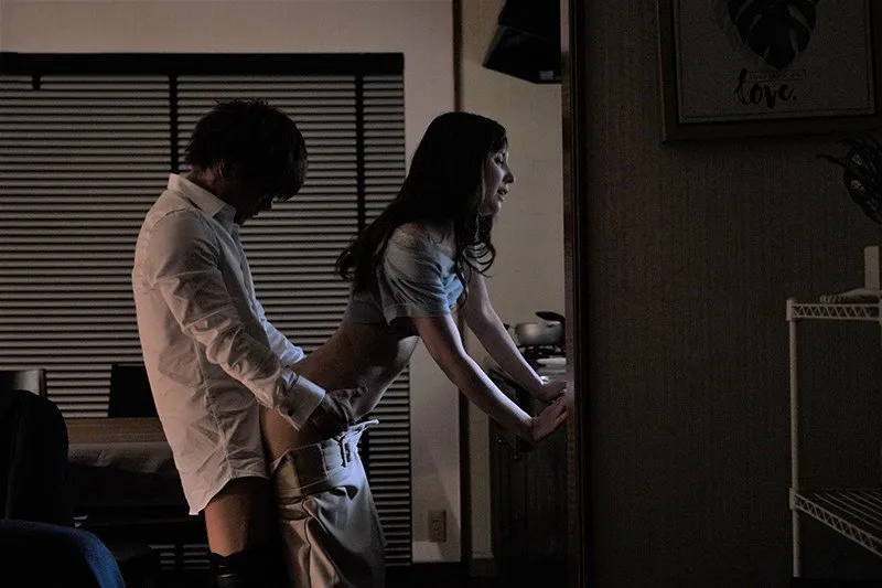 Cấp trên đi công tác, cậu nhân viên đến nhà làm tình bà xã ông ấy