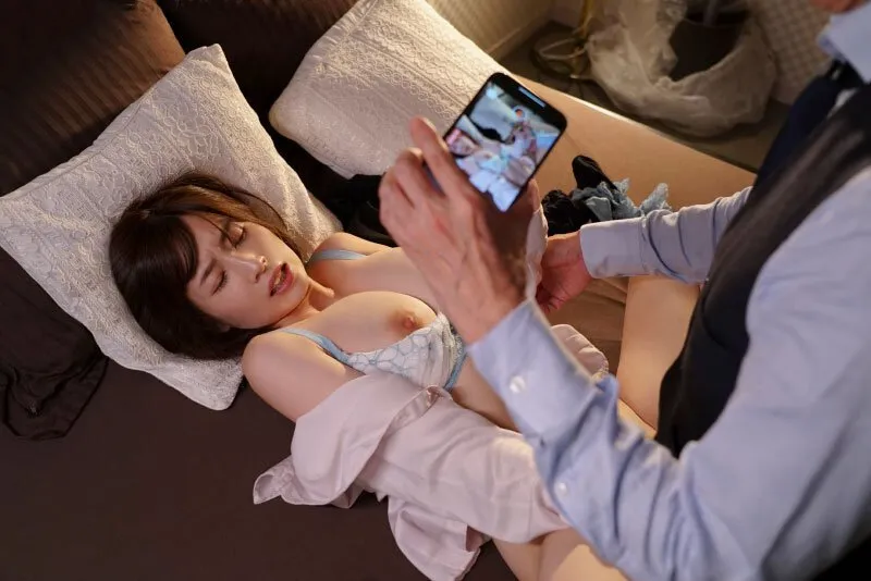 Tiền bối chuốc thuốc em thư ký bắt quan hệ cả đêm khi đi bàn việc làm ăn xa