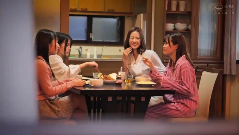 Bố đi vắng, 4 bé ngoan ở nhà bị những tên côn đồ để ý tới