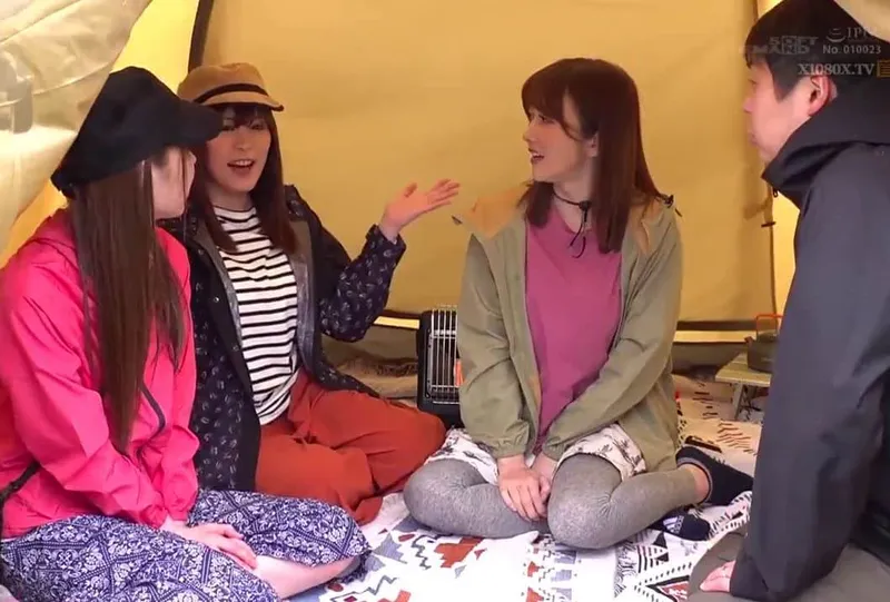 Chuyện lạ đời, ông chồng thay vợ yêu đi cắm trại với mấy cô bạn của người vợ ở khu phố…