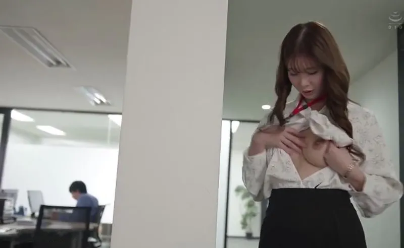 Bí ẩn đằng sau cô nhân viên bề ngoài nghiêm nghị nhưng thực chất là “nữ hoàng dâm đãng”